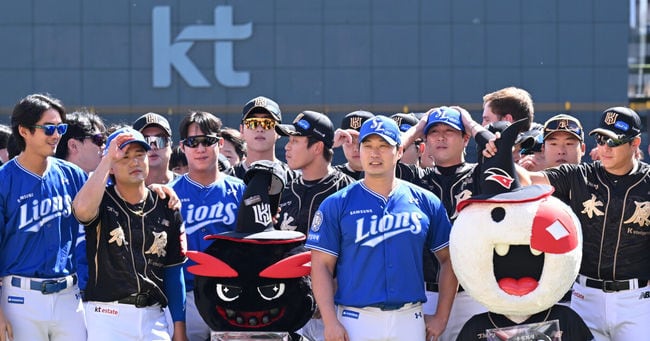 KT Wiz Presents King Jeongjo-Inspired Fastball Figurine to Oh Seung-hwan